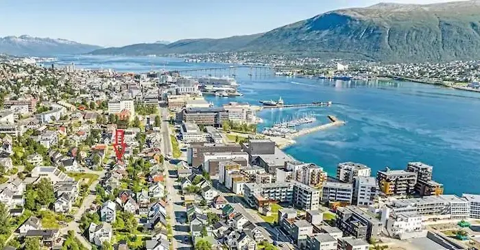 Centrally Located With 2 Bedrooms And Free Parking *