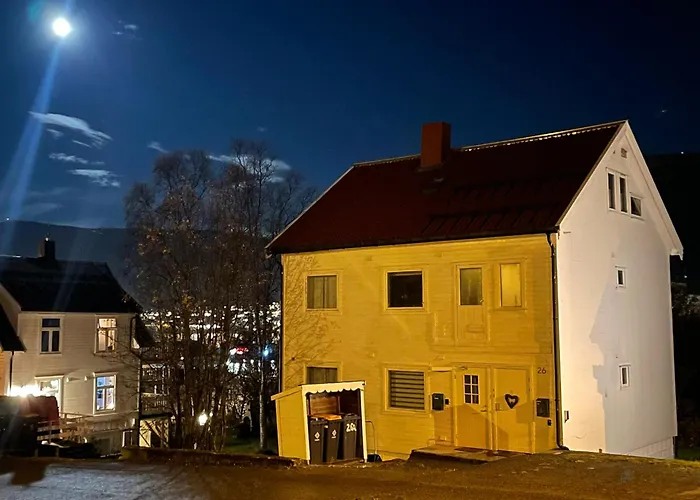 Centrally Located With 2 Bedrooms And Free Parking Apartment