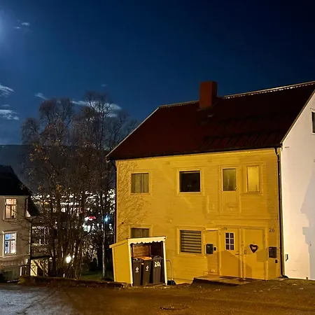 Centrally Located With 2 Bedrooms And Free Parking Apartament